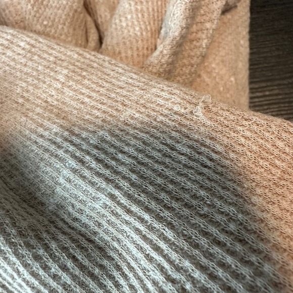 We The Free Beige Long Sleeve Scoop Neck The Incredible Tee Top Medium FLAWED - Picture 8 of 14